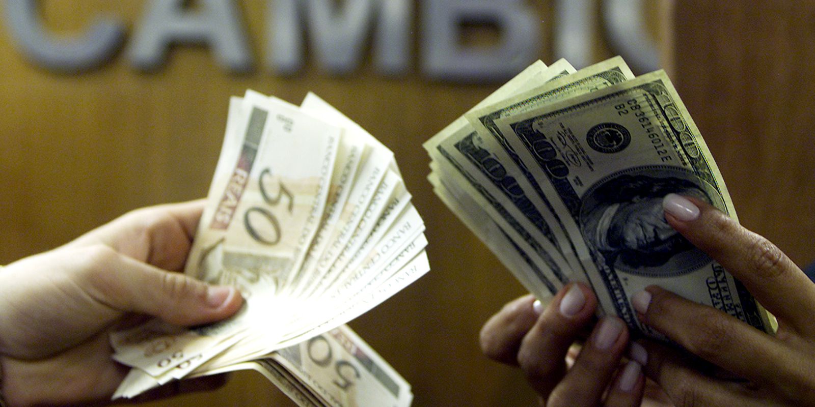 Privado: Dólar fecha abaixo de R$ 5,10 pela primeira vez em seis meses