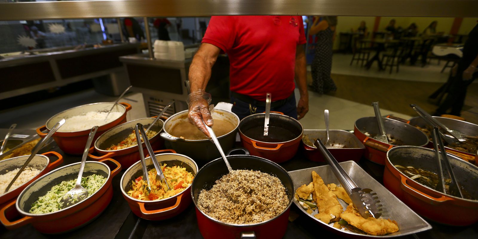 Privado: Crise leva ao fechamento de 40% dos restaurantes de comida a quilo