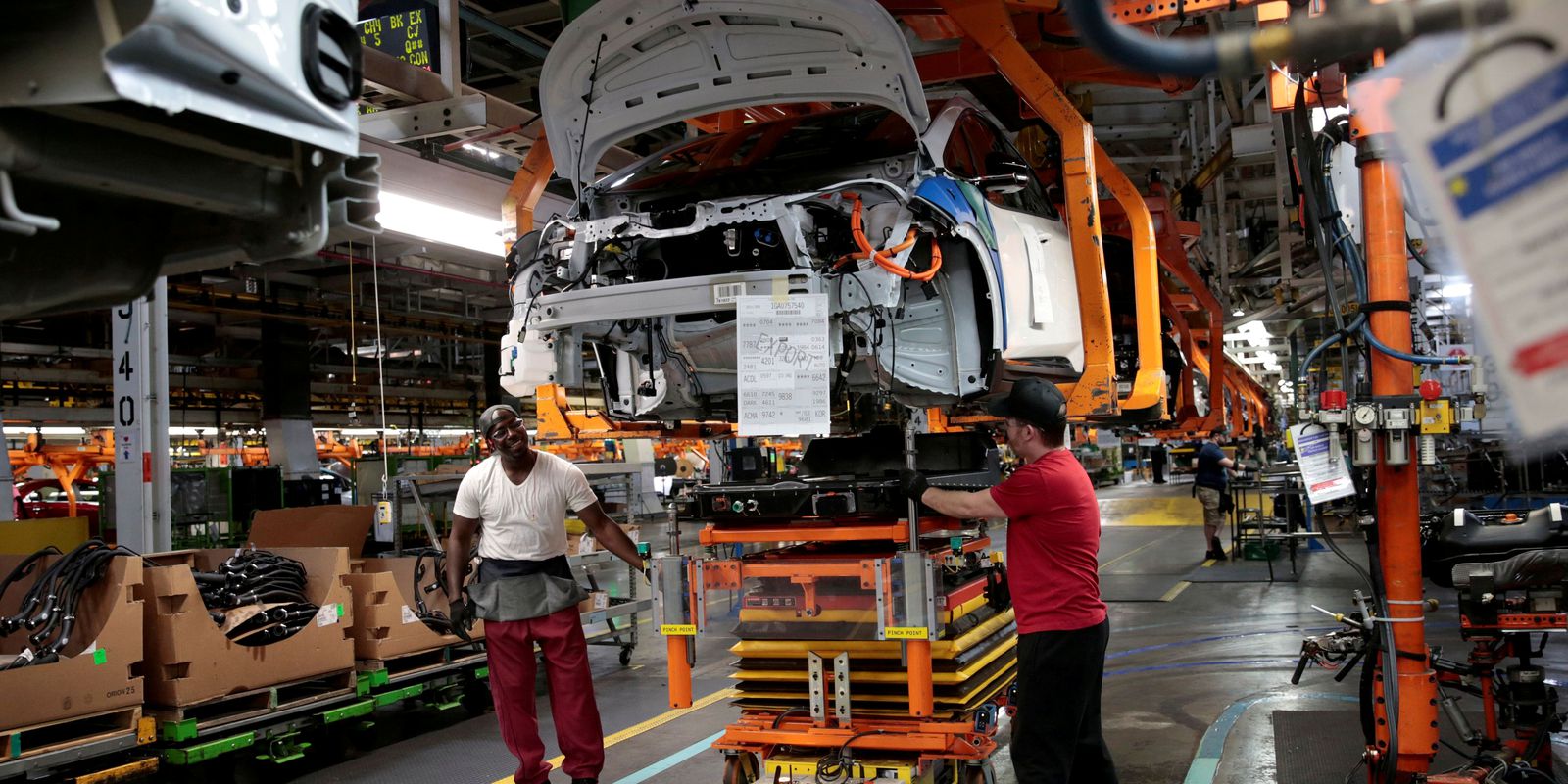 Privado: IBGE: indústria cai em nove dos 15 locais pesquisados em abril