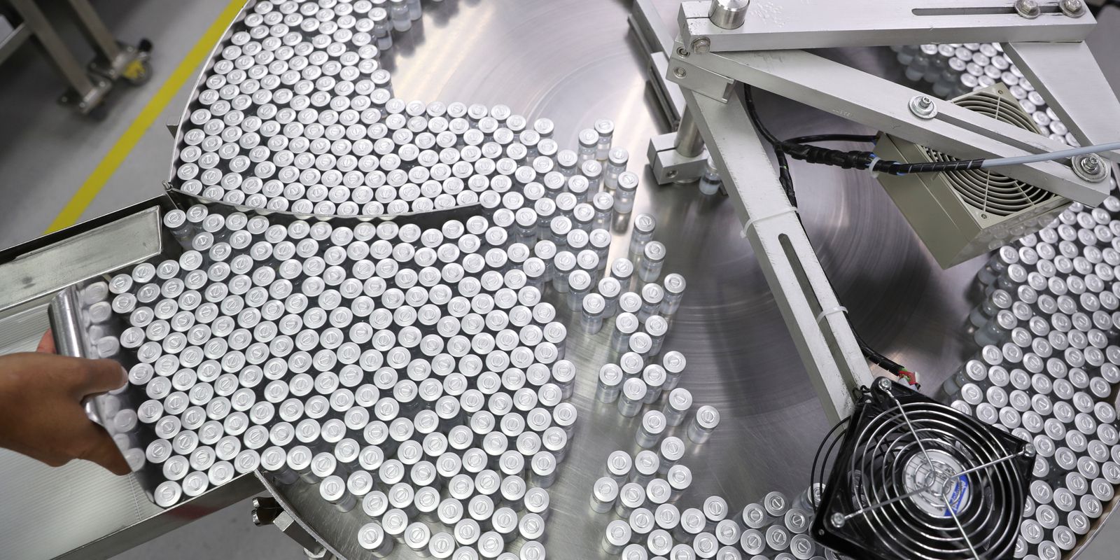Privado: Butantan recebe ingrediente para 20 milhões de doses de vacina