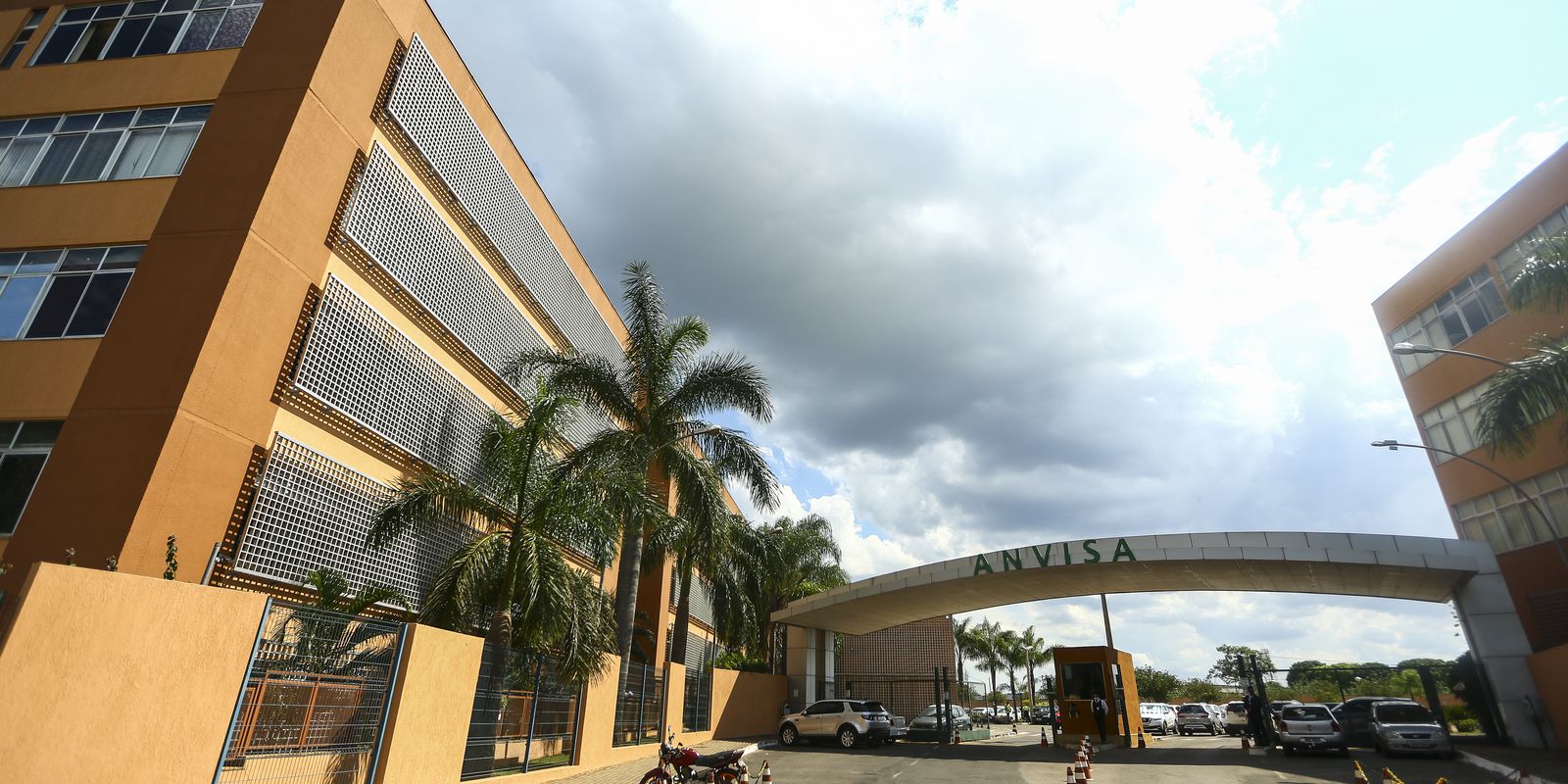 Privado: Anvisa autoriza testes de medicamento para pneumonia associada à covid