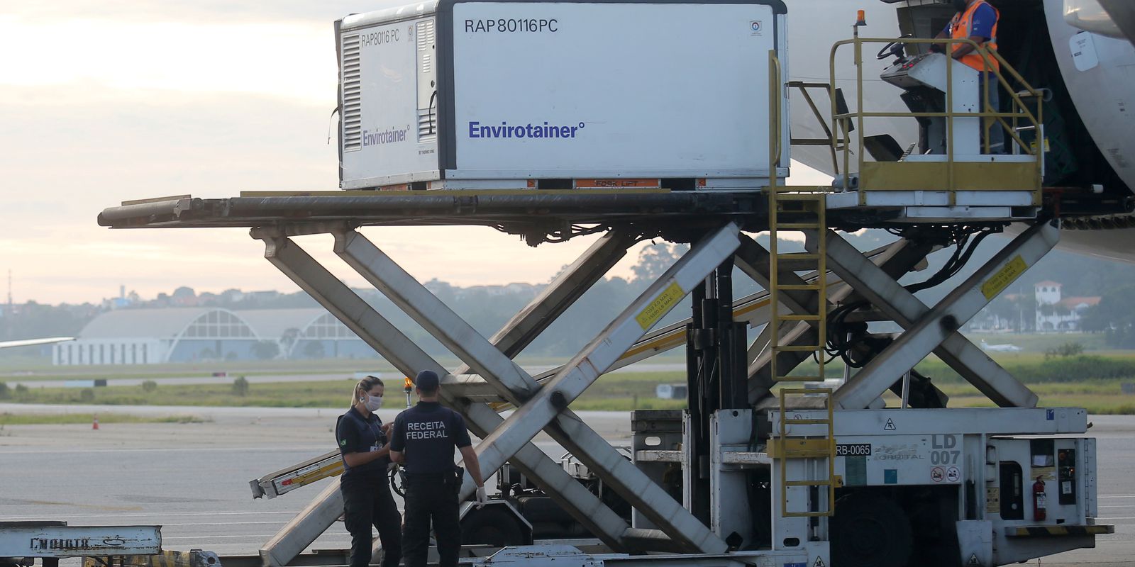 Privado: Butantan recebe matéria-prima para 8 milhões de doses de vacina