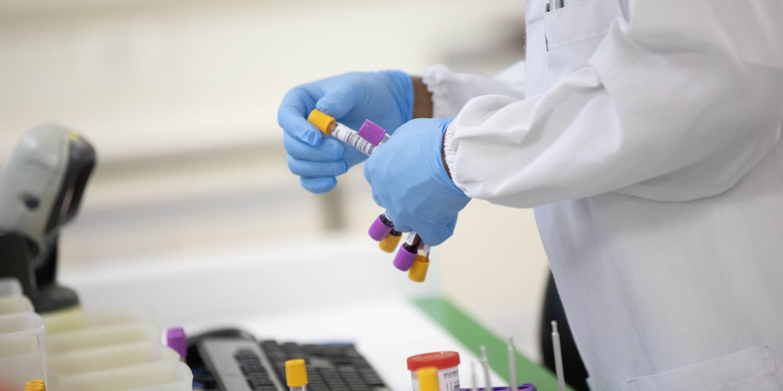 Privado: Dose de reforço para todos requer mais dados, diz infectologista