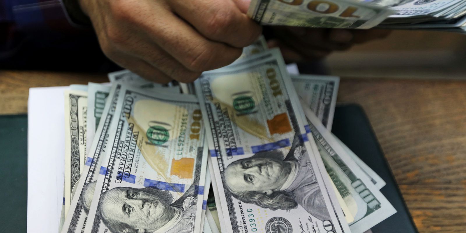Privado: Dólar sobe por mais um dia e aproxima-se de R$ 5,50