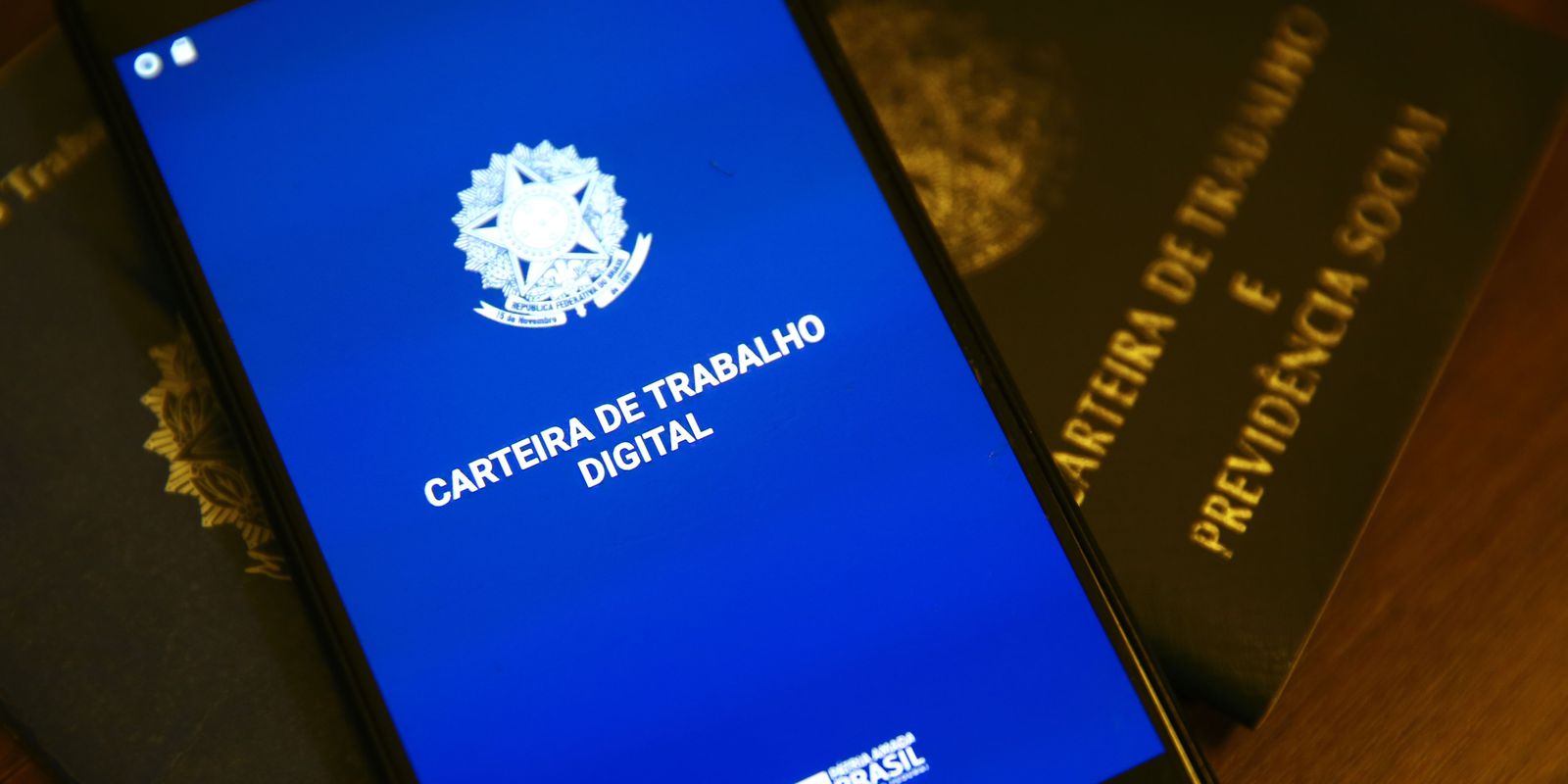 Privado: IBGE: aumenta emprego formal e informal, mas cai rendimento médio