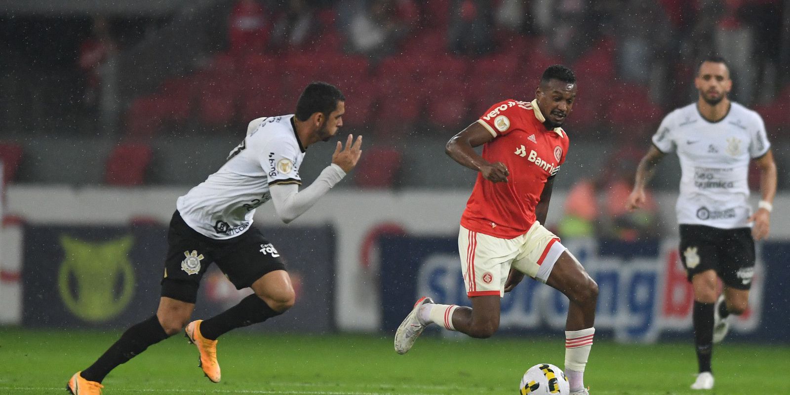 Privado: Edenilson acusa Rafael Ramos de injúria racial em jogo do Brasileiro