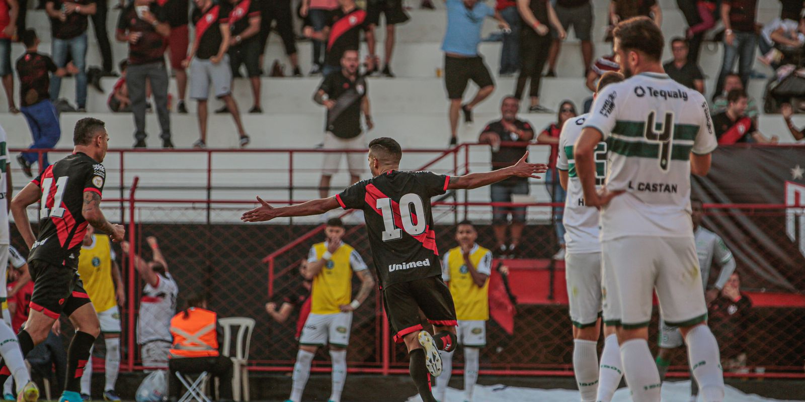 Privado: Atlético-GO faz 2 a 0 no Coritiba e vence a primeira no Brasileiro