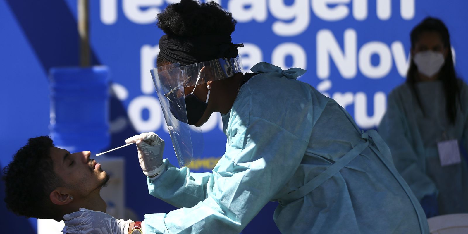 Privado: Brasil tem 12,6 mil novas infecções por covid-19 em 24h