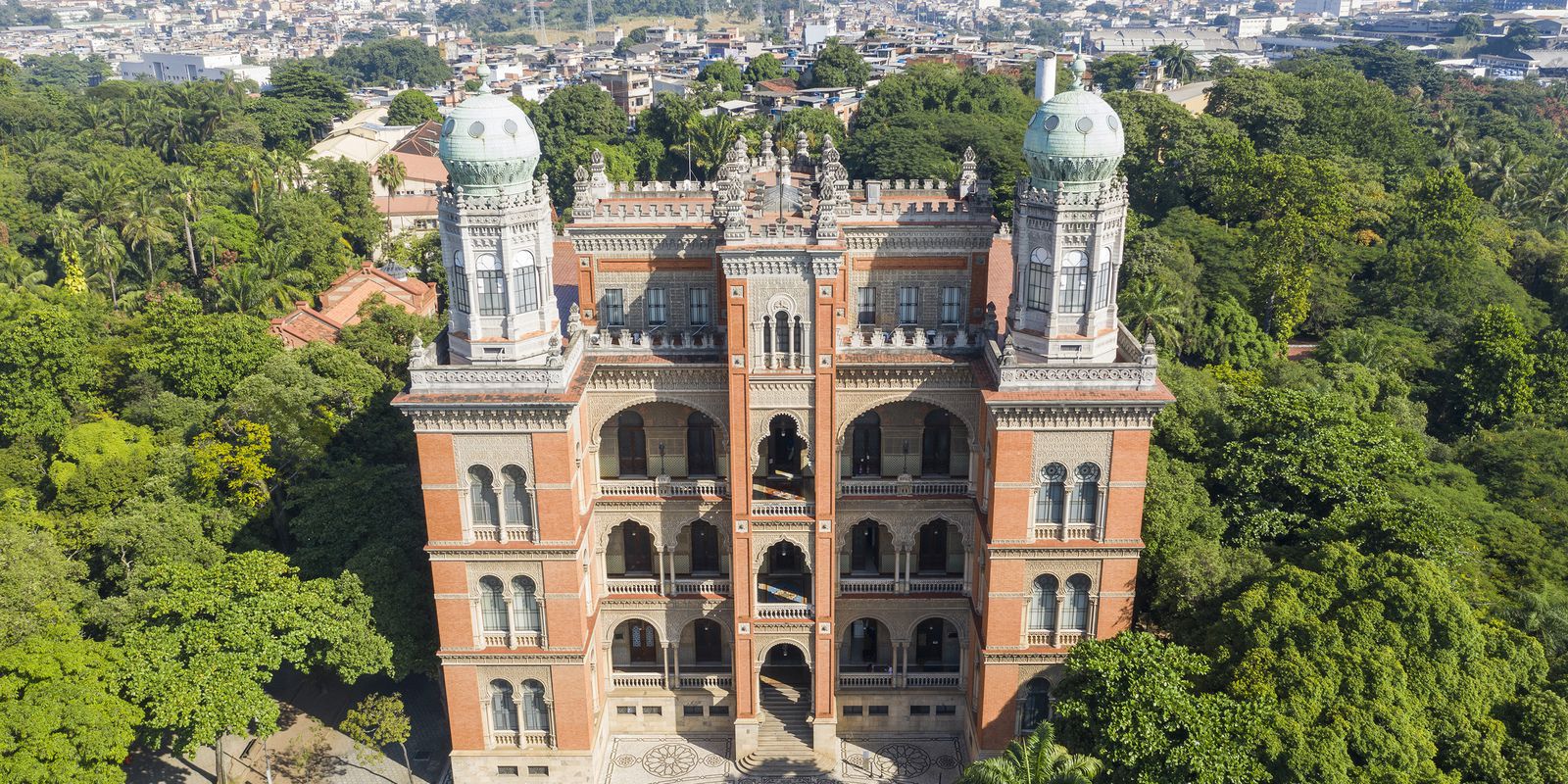 Privado: Fiocruz faz 122 anos fabricando vacinas e remédios para todo o país