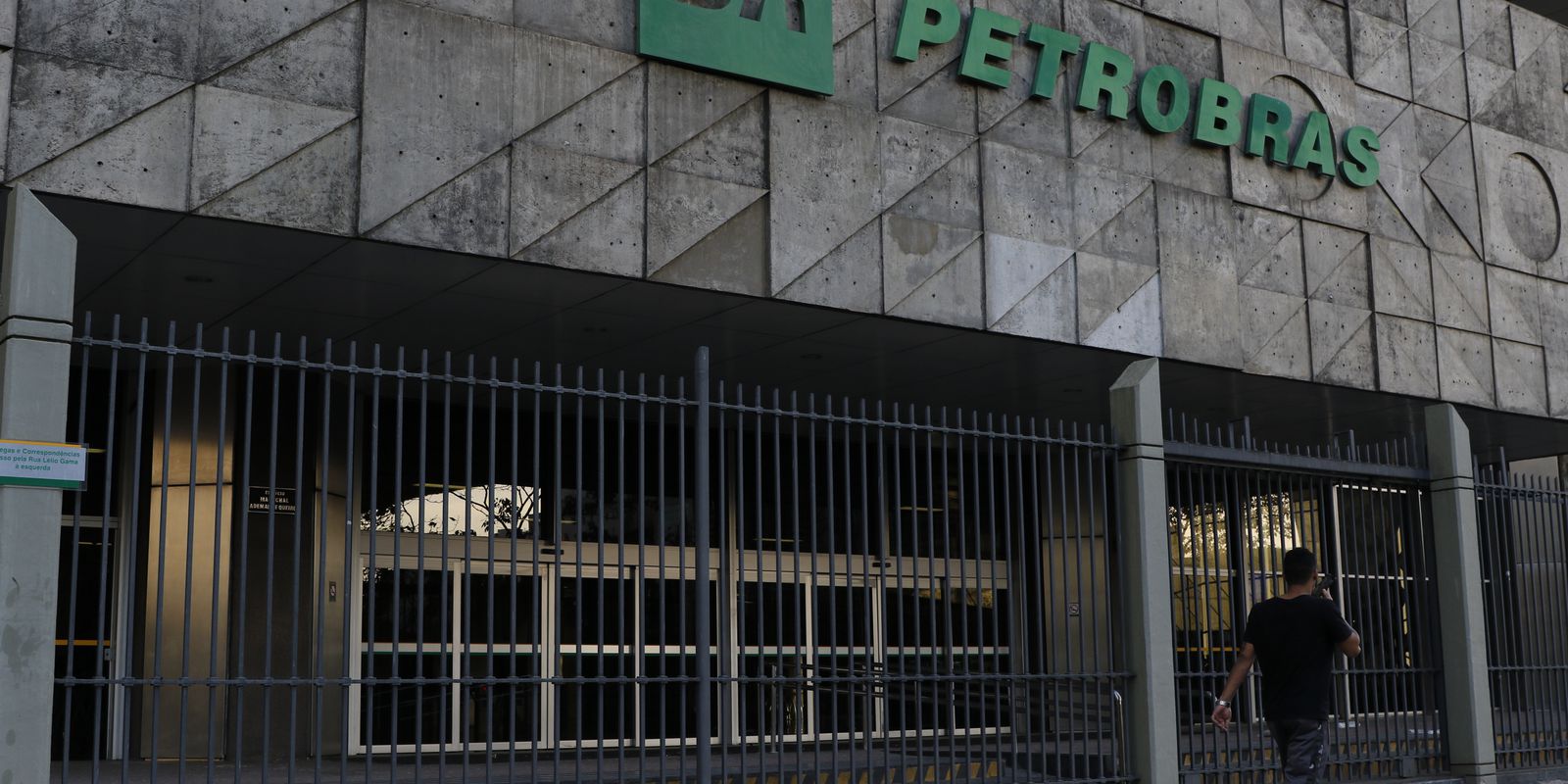 Privado: Petrobras reinicia processo de venda de três refinarias