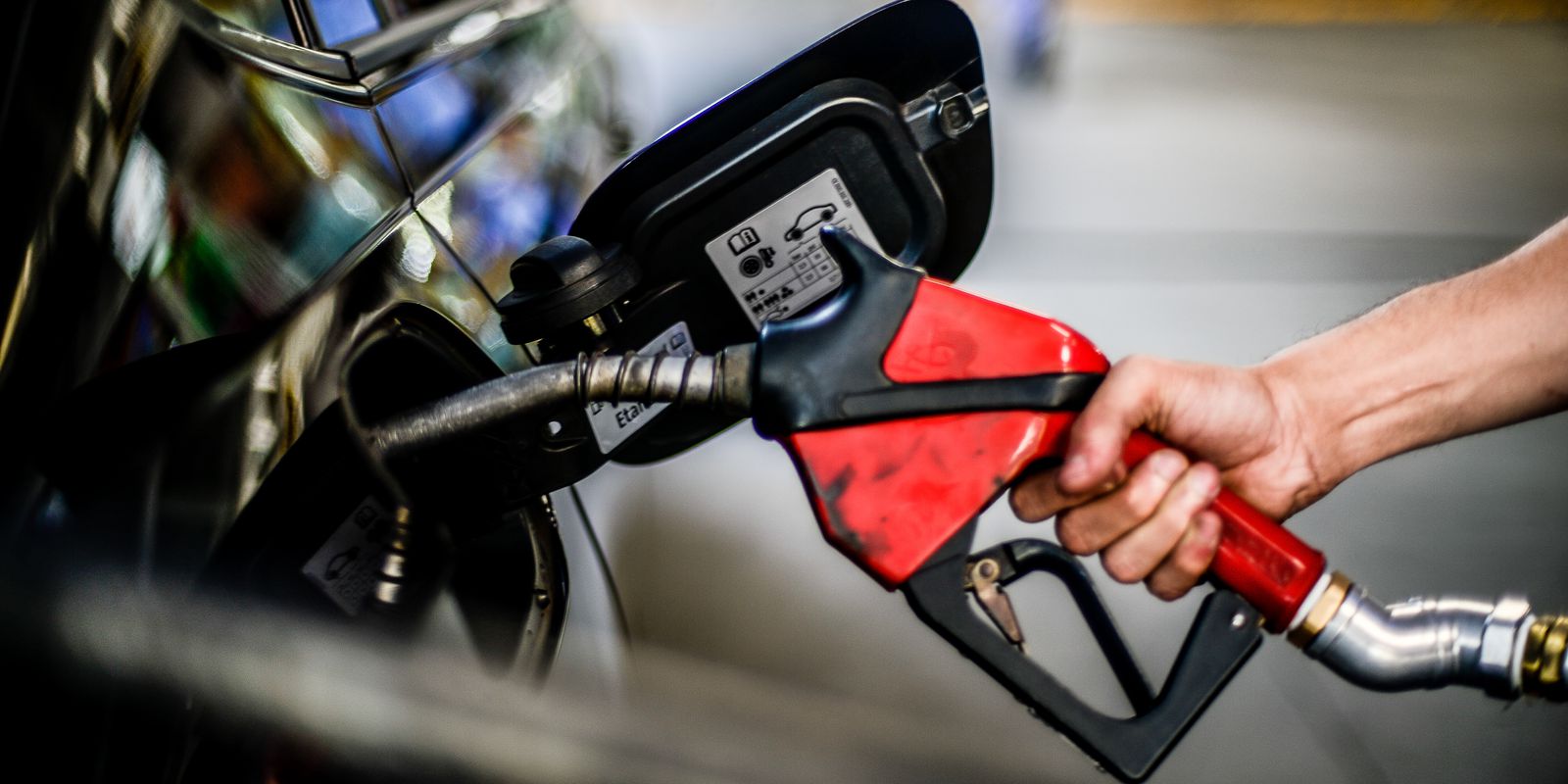 Privado: Preço médio da gasolina cai R$ 0,90 no país em três semanas