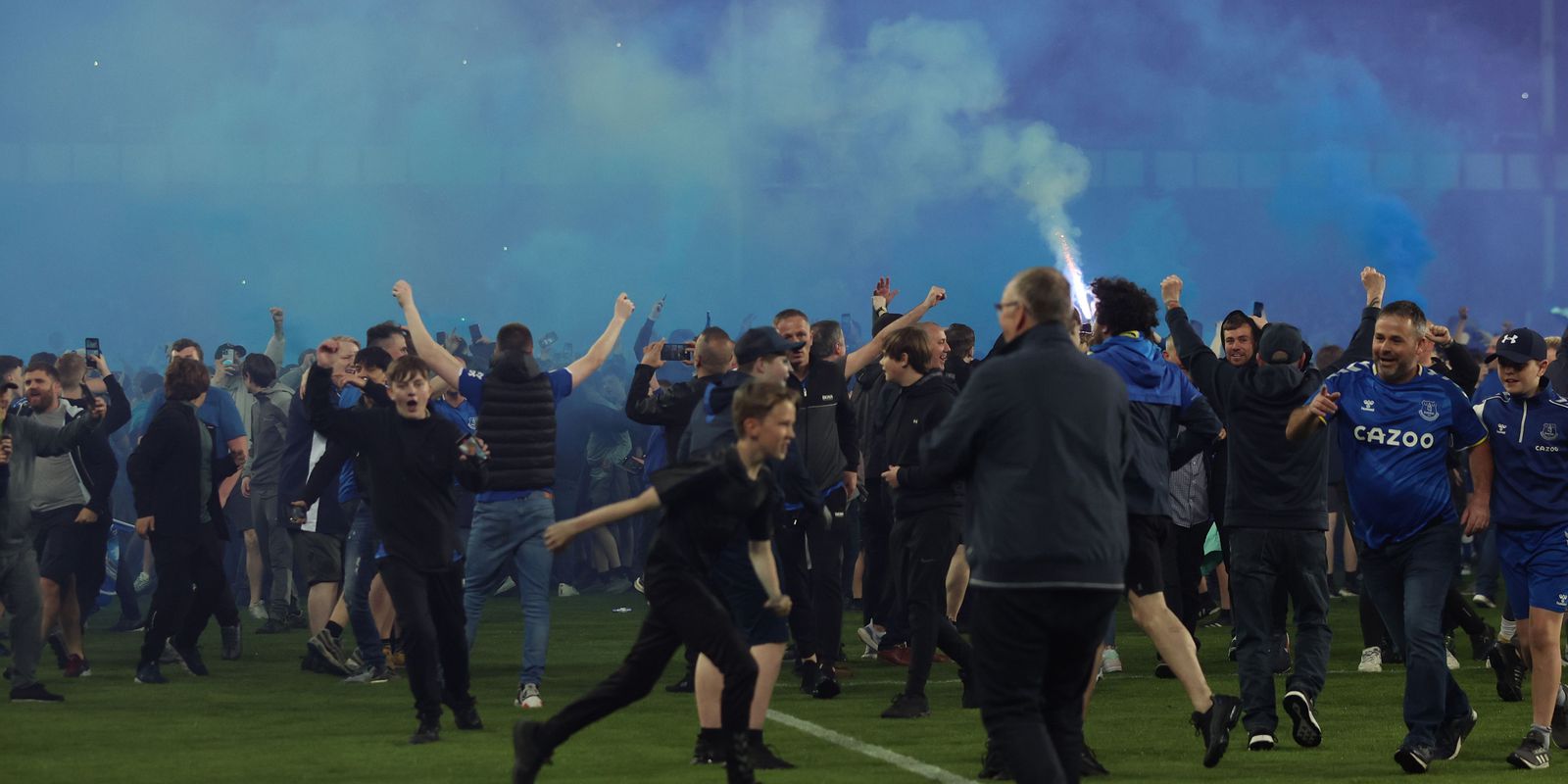 Privado: Futebol inglês estabelece sanções duras contra pirotecnia e invasões