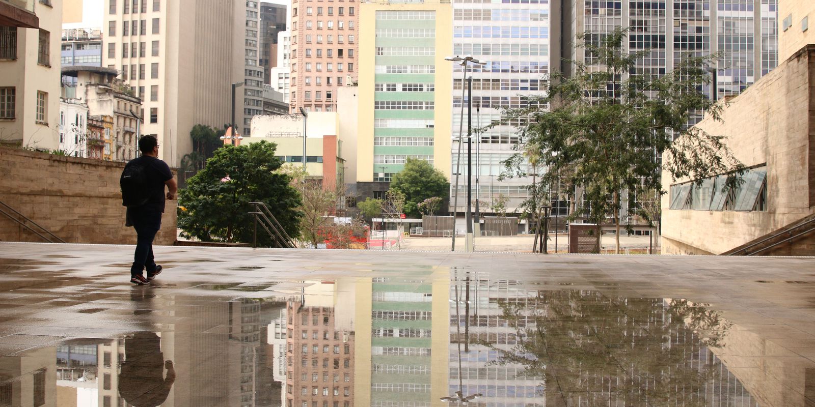 Privado: Brasil registra 365 mortes e 30,2 mil casos de covid-19 em 24 horas