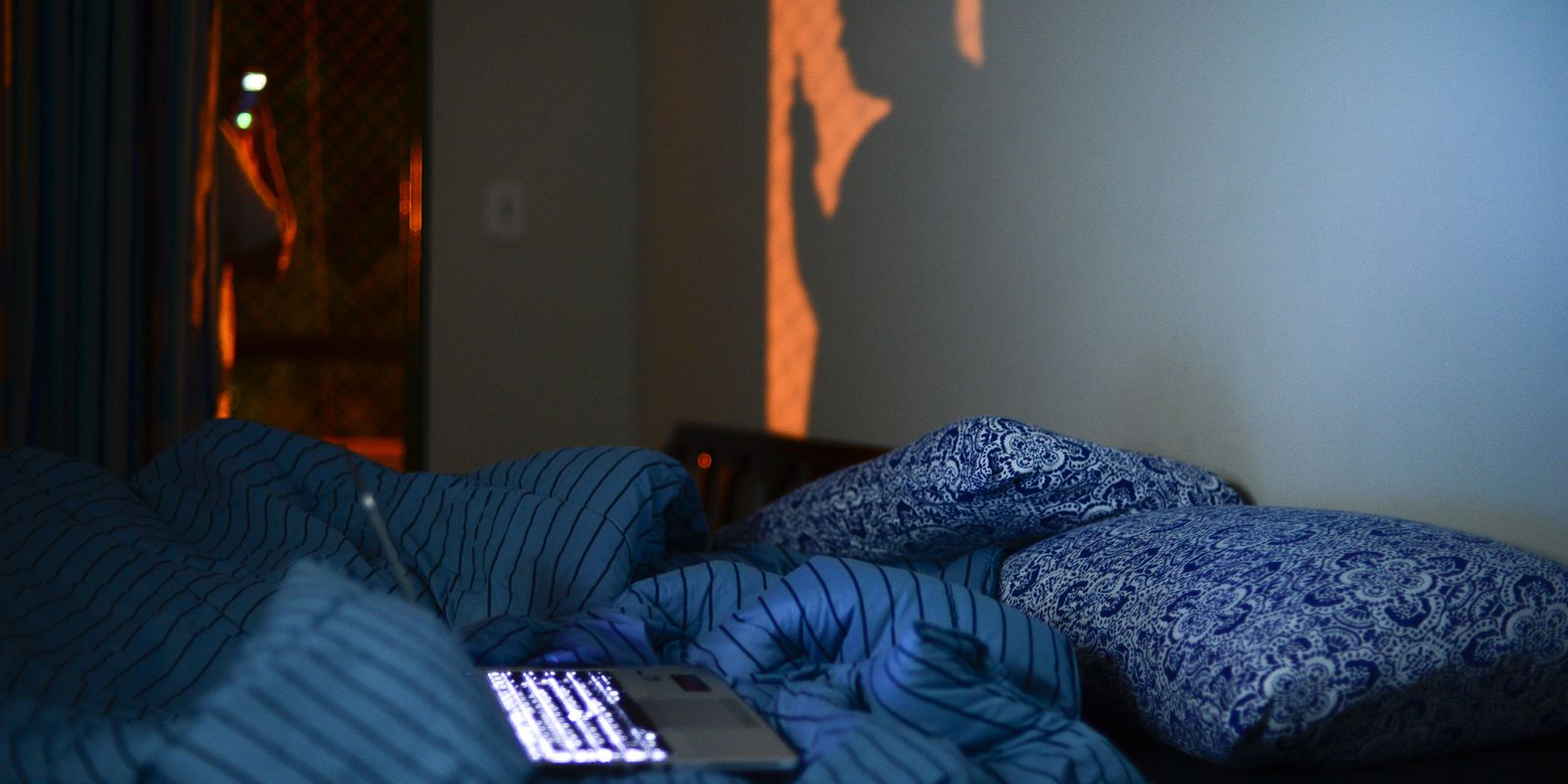 Privado: Acordar na madrugada para comer pode ser distúrbio de sono, diz médica