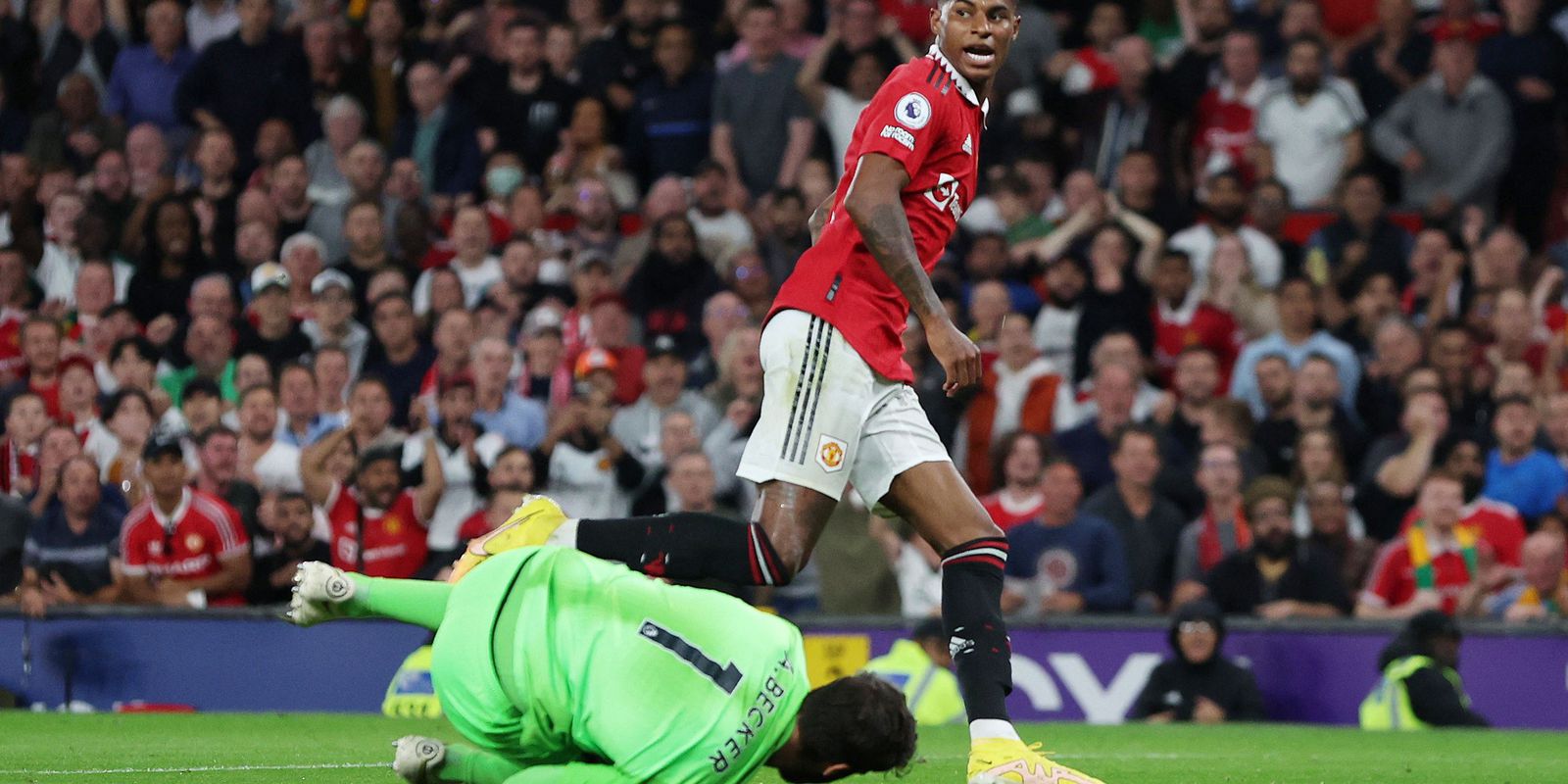 Privado: Manchester bate Liverpool e protestos da torcida viram comemoração