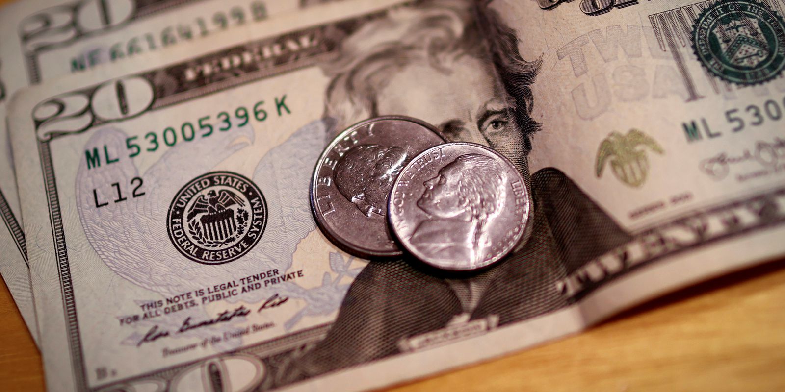 Privado: Dólar fecha estável à espera de pistas do BC norte-americano