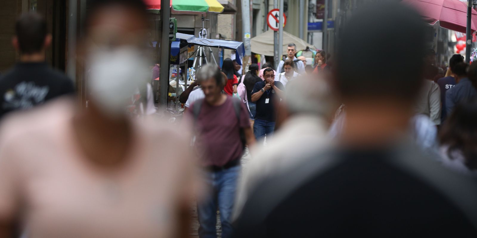 Privado: Brasil registra 157 mortes e 21 mil casos de covid-19 em 24 horas