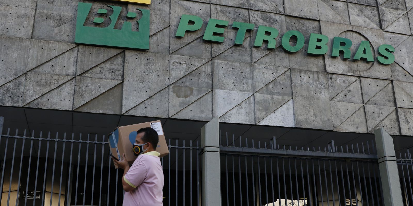 Privado: Petrobras reduz preço da gasolina de aviação