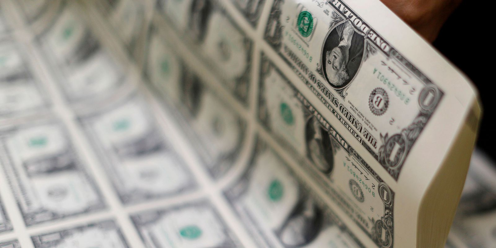 Privado: Dólar sobe para R$ 5,20 e fecha agosto com alta de 0,53%