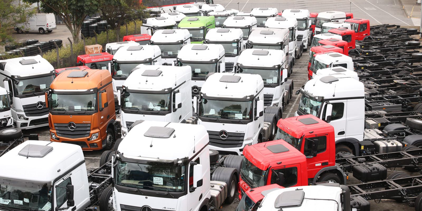 Privado: Após anúncio de demissões, trabalhadores da Mercedes-Benz fazem greve
