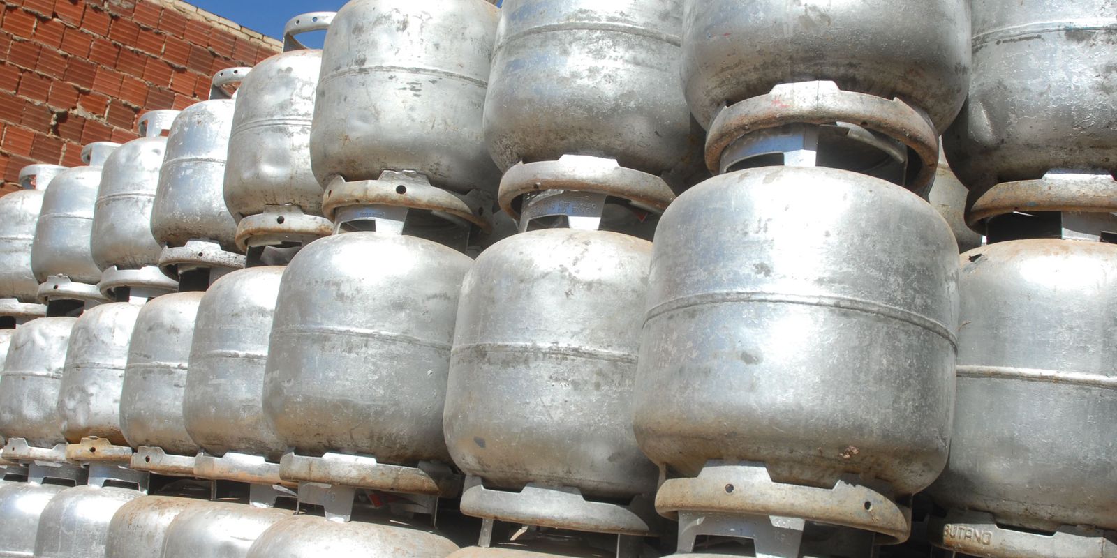 Privado: Petrobras reduz preço do gás de cozinha para distribuidoras