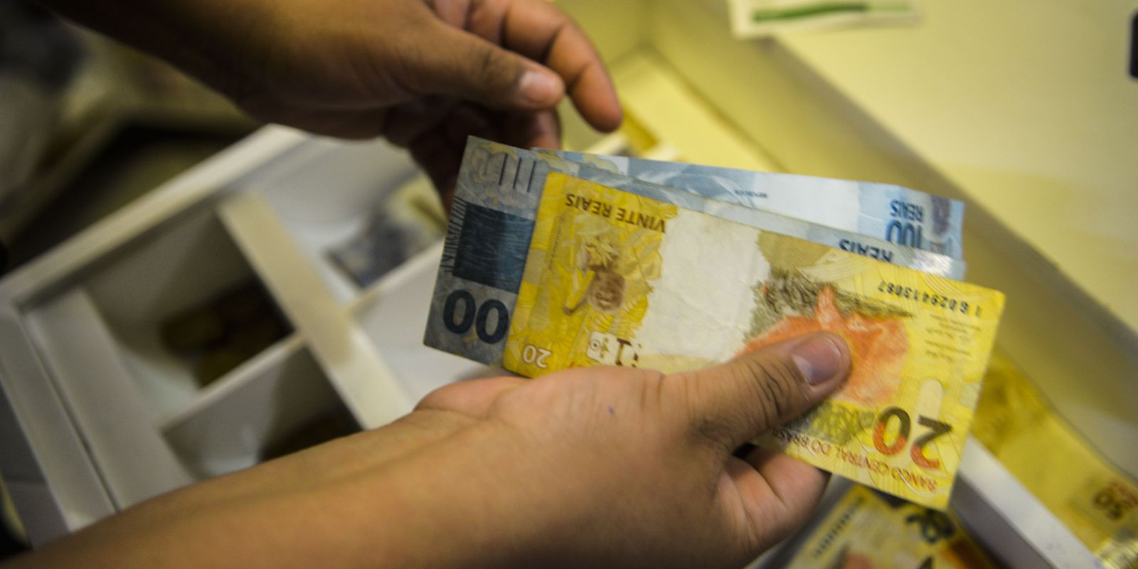 Privado: Vendas no comércio recuam 0,8% em julho, mostra IBGE