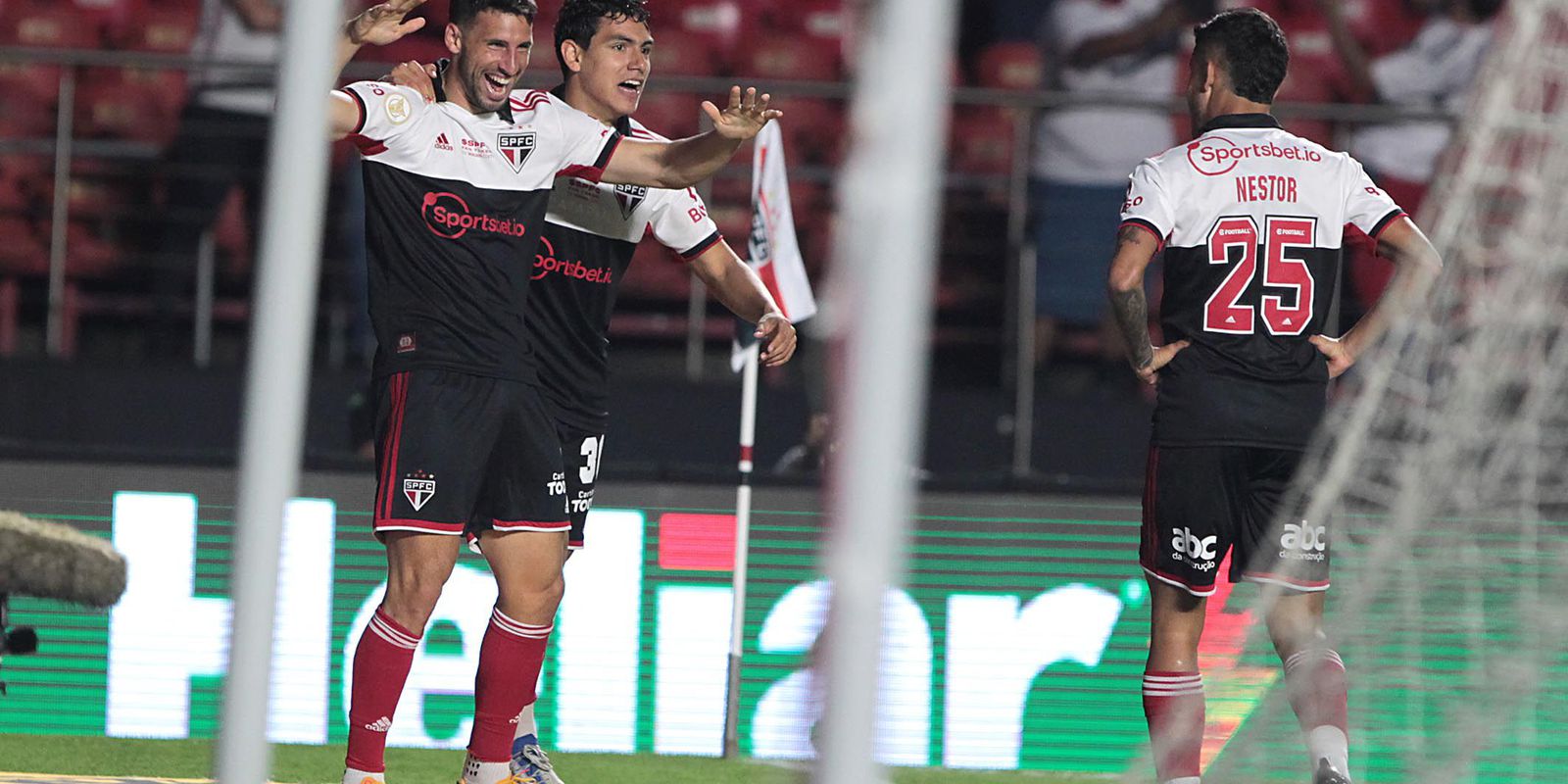 Privado: Com Calleri artilheiro, São Paulo bate o Coritiba no Morumbi