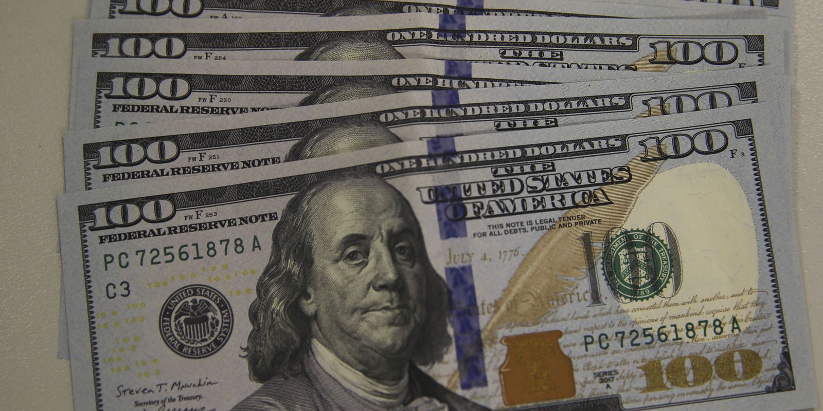 Privado: Dólar cai para R$ 5,30 com alívio no Brasil e no exterior