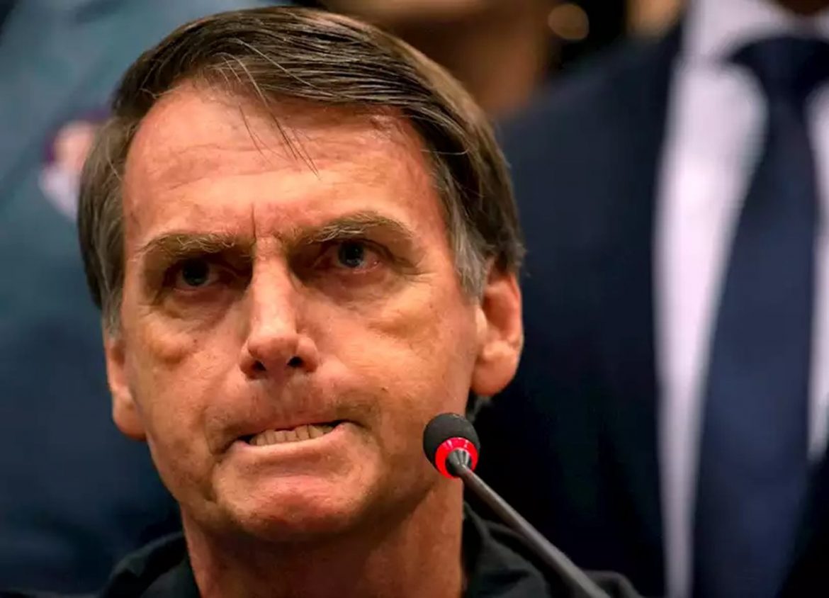 Bolsonaro abandona e engana os brasileiros: ameaça à democracia