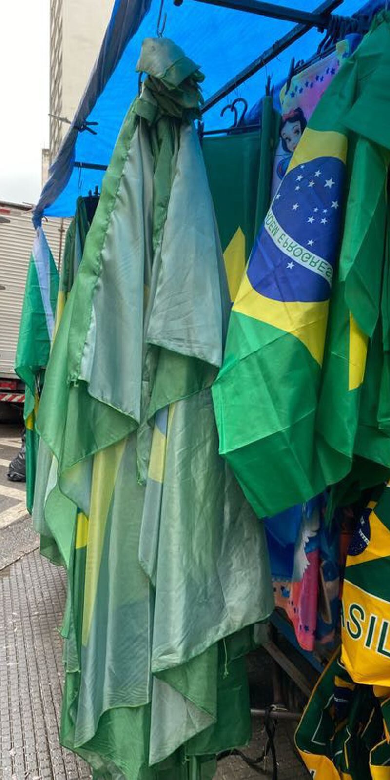 Privado: Comerciantes esperam aumentar faturamento com artigos para a Copa