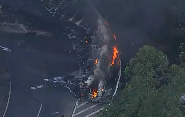 Caminhão tomba na serra de Petrópolis, motorista morre e complica trânsito