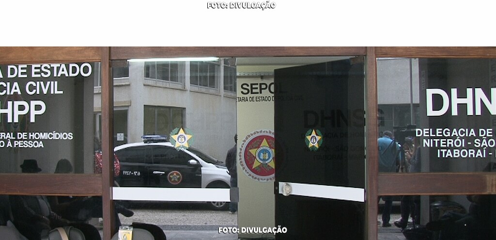 O Disque Denúncia divulgou cartazes oferecendo recompensas de R$ 5 mil por informações sobre os envolvidos nas mortes do tenente Jeovane da Rocha e do sargento Leandro dos Santos Aragão.