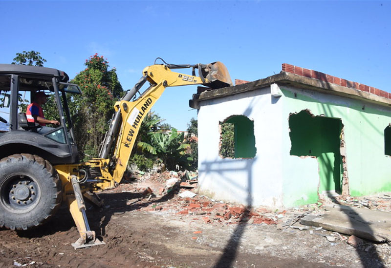 Prefeitura derruba 10 casas irregulares na Mumbuca