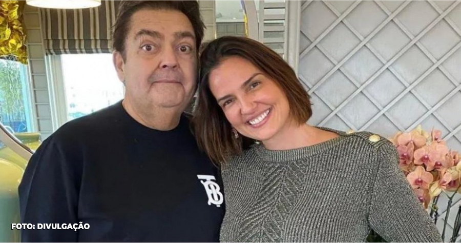 Em uma carta aberta divulgada hoje, Luciana Cardoso, esposa do renomado apresentador Fausto Silva, expressou sua gratidão pelo apoio e solidariedade após a cirurgia de transplante de coração que Faustão passou recentemente no Hospital Israelita Albert Einstein, em São Paulo. Luciana compartilhou o percurso que levou à cirurgia, desde o momento da internação até o procedimento em si. Ela mencionou que a família optou por manter o quadro de saúde em privacidade até que a internação se tornou de conhecimento público, momento em que decidiram abertamente falar sobre a situação. A esposa de Faustão também expressou sua gratidão pelas mensagens de apoio e carinho que receberam de amigos, familiares e da população em geral. Ela destacou a empatia do povo brasileiro e mencionou as mensagens inspiradoras de outros transplantados que ofereceram encorajamento. Luciana ainda mencionou um perfil no Instagram criado para compartilhar histórias de pessoas que enfrentaram cirurgias semelhantes.