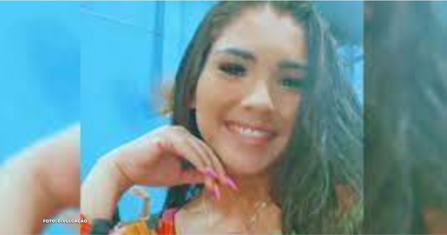 O corpo da jovem Julia Vieira Ribeiro, de 24 anos, foi descoberto na manhã de domingo (10/9) em uma lixeira no bairro Madureira, zona norte do Rio de Janeiro (RJ), após uma semana de seu desaparecimento em 3 de setembro. Julia foi encontrada mutilada, com a cabeça e os membros separados, envolvida em um cobertor, de acordo com informações da TV Globo. A Delegacia de Homicídios da Capital (DHC) da Secretaria de Estado de Polícia Civil foi acionada para investigar as circunstâncias de sua morte. As autoridades estão conduzindo diligências para identificar os responsáveis e esclarecer o crime, conforme afirmou a polícia em comunicado. No entanto, não foram fornecidos detalhes sobre a perícia no local onde o corpo foi encontrado nem sobre a possível causa da morte, apesar das perguntas da reportagem não terem obtido resposta por parte da polícia do Rio de Janeiro. Este trágico incidente levanta sérias preocupações sobre a segurança na cidade e a necessidade de uma investigação minuciosa para garantir que os responsáveis sejam levados à justiça. A família e amigos de Julia agora esperam por respostas sobre o que aconteceu com a jovem e aguardam o desenrolar das investigações para que a verdade seja revelada