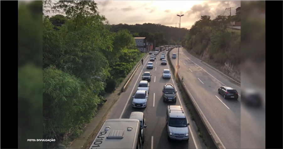 Acidente complica tráfego na descida da Caixa D'Água em Niterói