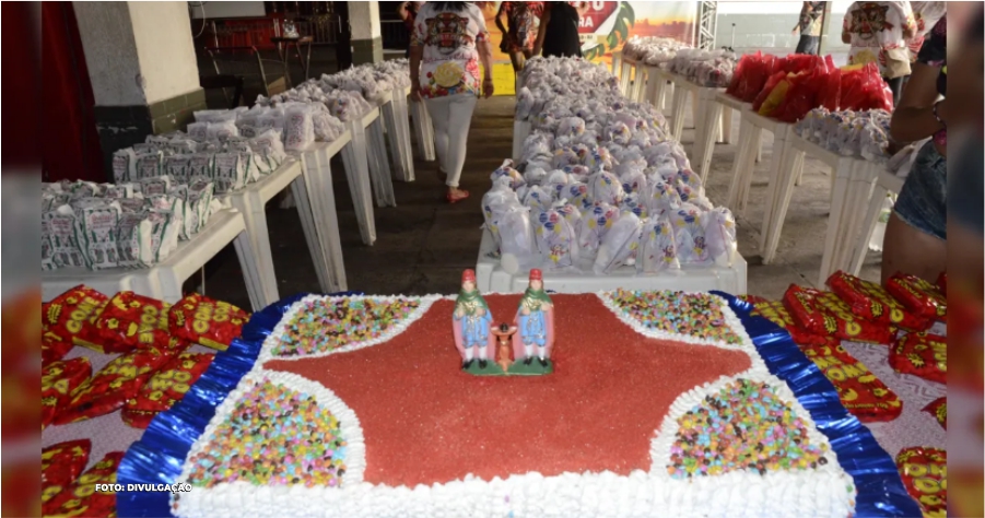 Porto da Pedra celebra São Cosme e São Damião com doces na quadra