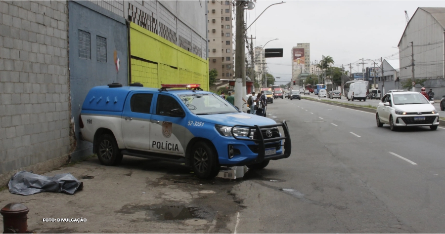 Homem encontrado morto em calçada no Centro de Niterói Bombeiros atendem a ocorrência