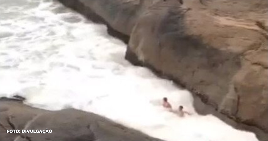 A dramática situação vivenciada por um casal arrastado pelas ondas enquanto tirava uma selfie nas pedras da Praia do Diabo