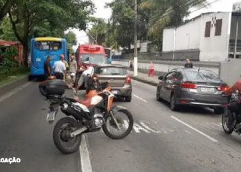 Acidente no Fonseca: Mulher ferida após colisão entre moto e ônibus