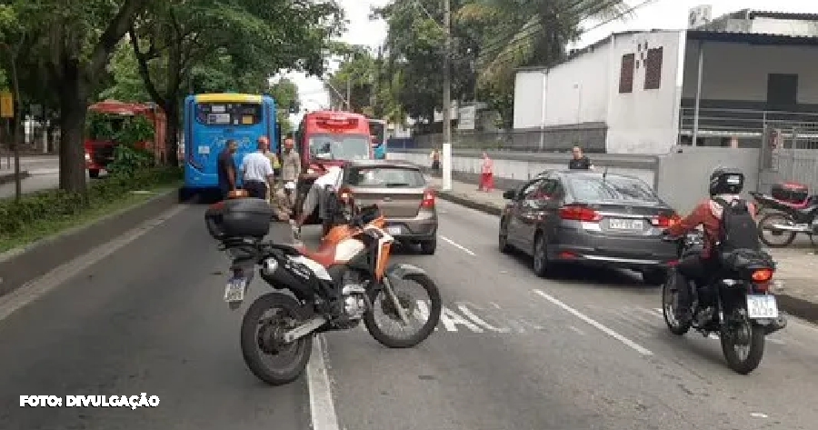 Acidente no Fonseca: Mulher ferida após colisão entre moto e ônibus