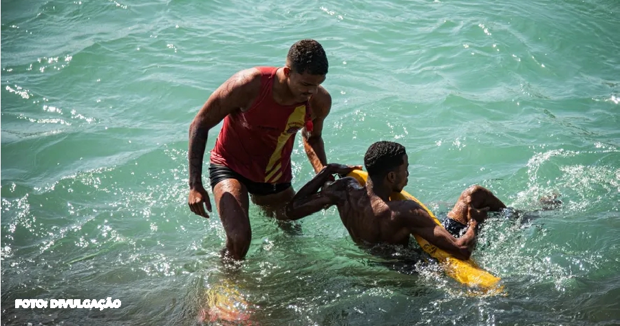 Banhistas ignoram alertas e desafiam perigos nas praias do Rio