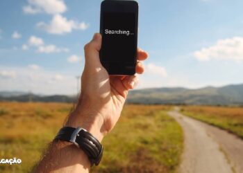 Desafios de comunicação em Itaboraí após tempestade A tempestade do dia 18 deixou moradores de Itaboraí, especialmente na Estrada Vereador Antônio Cícero, sem sinal da operadora TIM. Além dos danos causados pelo temporal, a interrupção no sinal móvel afeta a comunicação e o trabalho de residentes, destacando a necessidade urgente de reparo por parte da operadora. O universitário Douglas da Motta Monteiro de Araújo, morador da região, ressalta a importância do serviço de internet para atividades diárias, como trabalho e estudo. A falta de alternativas, como provedores de internet Wi-Fi, torna os moradores praticamente incomunicáveis. "Há pessoas que precisam da internet pra trabalhar, estudar, têm pessoas acamadas em suas residências. Não há a opção do 4G se algum provedor da internet acabar não funcionando. Impossível de receber e fazer ligações telefônicas tradicionais.’’, explicou. O estudante, que mora no bairro desde que nasceu, explica que na região somente a TIM opera e que a empresa de telefonia ainda não deu sinais de reparo. "A operadora que atua ainda não fez o reparo. Já foram feitas diversas reclamações mas até agora nenhuma providência foi tomada. É a única torre que tem na região. Não tem nenhuma outra operadora’’, contou. A assessoria da operadora TIM informou que ''equipes estão na região para normalizar os serviços o mais rápido possível''.