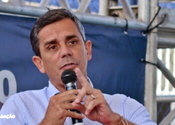 O Natal em Maricá ganha um toque especial de gratidão e reconhecimento, conforme anunciado pelo prefeito Fabiano Horta em 29 de novembro. Todos os servidores municipais receberão um abono natalino excepcional de R$1.320,00, a ser pago em Moeda Social Mumbuca durante o mês de dezembro. Esta iniciativa visa não apenas celebrar a temporada festiva, mas também expressar a profunda valorização do esforço e dedicação contínuos dos servidores para com a comunidade. Na semana anterior, o prefeito havia antecipado uma notícia igualmente positiva para os servidores do magistério municipal, garantindo-lhes um abono natalino no valor de um salário mínimo (R$1.320,00). Embora não tenha sido especificado se esse abono será acumulado para os professores, que já receberão o benefício diretamente no salário, a medida ressalta o compromisso de reconhecer a contribuição vital desses profissionais. Além disso, a prefeitura reforça seu comprometimento com a comunidade ao confirmar também um abono natalino para os beneficiários do Renda Básica de Cidadania (Cartão Mumbuca), solidificando o propósito de promover não apenas o bem-estar dos servidores, mas também o de toda a população. Este Natal em Maricá transcende a celebração tradicional; torna-se um momento significativo de agradecimento e reconhecimento, fortalecendo os laços de apreço e solidariedade entre a administração municipal e a comunidade.