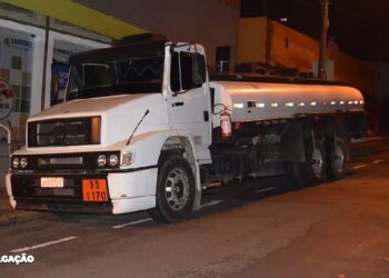 Operação Policial Desmantela Quadrilha de Combustível Adulterado em Niterói e São Gonçalo A Polícia Civil, por meio da Delegacia de Defesa dos Serviços Delegados (DDSD), desarticulou uma quadrilha vinculada ao Primeiro Comando da Capital (PCC), especializada na venda de combustível adulterado para postos em Niterói e São Gonçalo. Dois suspeitos, Thiago César Barbosa e Marcus Vinícius Weber Vieira, foram detidos durante o flagrante de descarregamento de 40.000 litros de combustível adulterado em um posto no bairro de Boa Vista, São Gonçalo, nesta quarta-feira (29). A ação policial ocorreu após investigações apontarem que a organização criminosa, além de atuar ilegalmente, já havia sido alvo de operações anteriores da DDSD em colaboração com a Agência Nacional de Petróleo (ANP). Essas operações resultaram na interdição do estabelecimento várias vezes devido à distribuição de combustíveis adulterados com metanol misturados a gasolina e etanol. Mesmo após interdições, diversos postos que recebiam combustível da quadrilha continuavam operando. Diante disso, as equipes da DDSD, sob coordenação do delegado Marcello Braga Maia, intensificaram o monitoramento desses locais. Na madrugada de quarta-feira, flagraram um caminhão-tanque do estado de São Paulo descarregando combustível adulterado no posto Boa Vista Gonçalense, resultando na prisão em flagrante de Thiago César e Marcus Vinícius Vieira, além da apreensão do caminhão.