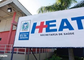 Policial Penal Sofre Tentativa de Assalto com Disparo no Rosto em São Gonçalo Na tarde de quarta-feira (29), Marco Aurélio de Almeida Tavares, policial penal, foi baleado no rosto durante uma tentativa de assalto no bairro Maria Paula, São Gonçalo, Região Metropolitana do Rio. Internado em estado grave no Hospital Estadual Alberto Torres, o agente teria reagido à ação dos criminosos, conforme informações da Polícia Militar. A Secretaria de Administração Penitenciária expressou pesar pelo ocorrido e anunciou a abertura de uma investigação para esclarecer as circunstâncias do crime. A 75ª DP (Rio do Ouro) está encarregada das investigações.