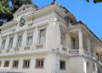 No próximo dia 02 de dezembro, o Museu do Ingá, em Ingá, será palco de um espetáculo especial: "As Aventuras do Vagaluz e seus Amigos". Depois de encantar a Zona Oeste do Rio de Janeiro, a peça volta para disseminar valores de inclusão e empatia, especialmente voltados ao público PcD (Pessoas com Deficiência) e suas famílias. O personagem principal, Vagaluz, um carismático vaga-lume, assume a missão de iluminar a causa da pessoa com deficiência. A trama, repleta de aventuras lúdicas, busca sensibilizar crianças de todas as idades para a importância da inclusão, ética do cuidado e sustentabilidade. A proposta vai além do entretenimento, buscando transmitir informações valiosas por meio de uma narrativa cativante. Ao seguir as jornadas de Vagaluz e seus amigos, que, como ele, têm deficiências diversas, o público mergulha em situações significativas para compreender o universo das pessoas com deficiência. A história destaca a ética do cuidado e a necessidade de eliminar barreiras, proporcionando às pessoas com deficiência uma vida autônoma e plena. "Aventuras de Vagaluz" conta com a talentosa atriz de teatro Daniely Stenzel e trilha sonora autoral, incluindo uma composição do renomado cantor Biafra, em parceria com sua filha Carol Bastos, mãe de Alana, uma jovem de 15 anos com paralisia cerebral e fonte de inspiração para o Instituto Reluz. O Instituto, liderado por Carol Bastos e outras profissionais dedicadas, vai além do palco, promovendo projetos de capacitação, combate ao capacitismo e inclusão no mercado de trabalho para pessoas com deficiência. A mensagem de afeto, amor, cuidado e gentileza, aliada à informação sobre sustentabilidade, é um convite à reflexão sobre atitudes e barreiras que precisam ser eliminadas. O espetáculo, marcado para as 14h, promete não apenas entreter, mas também iluminar mentes e corações, contribuindo para a construção de um mundo mais inclusivo. O Museu do Ingá, na Av. Presidente Pedreira, 78, será o local onde essa jornada de luz e aprendizado se desdobrará.