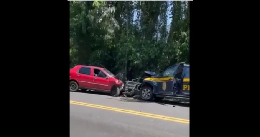 Viatura da PRF e carro de passeio se colidem: Acidente fatal deixa dois mortos