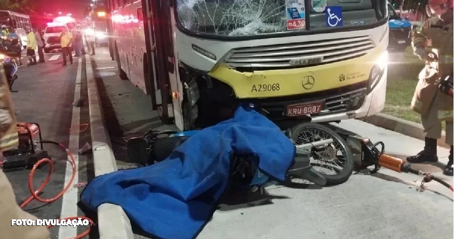 Um trágico incidente envolvendo um ônibus e uma motocicleta