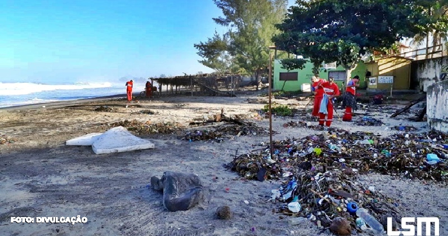 Impacto ambiental: Ressaca deixa rastro de lixo nas praias de Maricá (RJ)